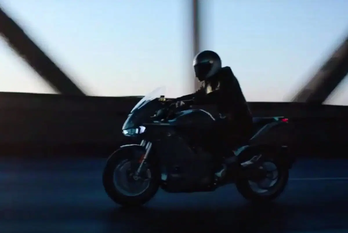 Nuova Zero SR/S. Ecco le prime immagini della sport touring elettrica (4)