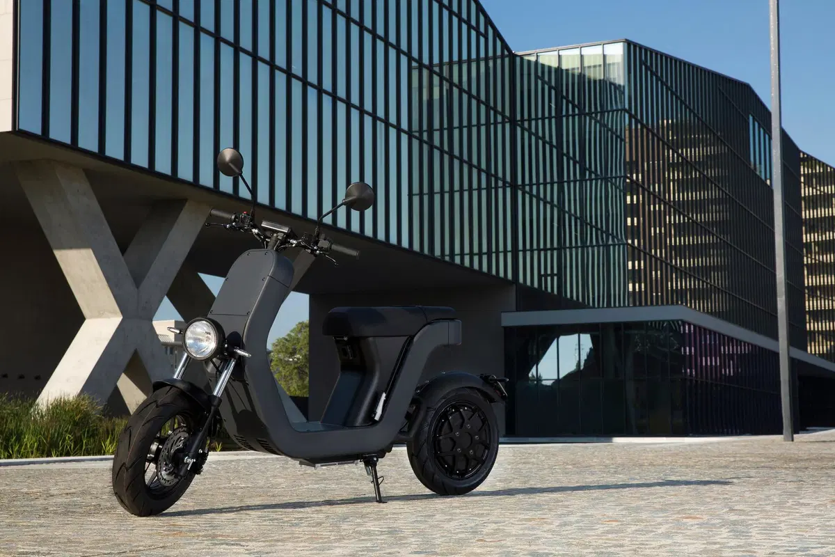 Test ME Scooter. Elettrico, bello e divertente (2)