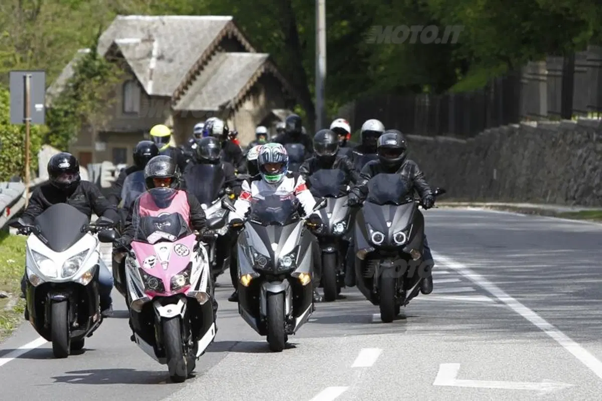 Yamaha TMax 530 Giro d'Italia: la prima tappa prende il via (20)