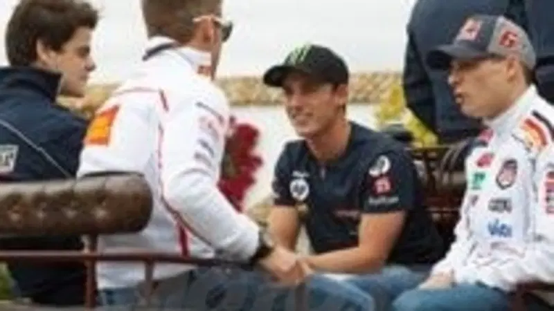 MotoGP. I piloti a cavallo in attesa del GP di Spagna