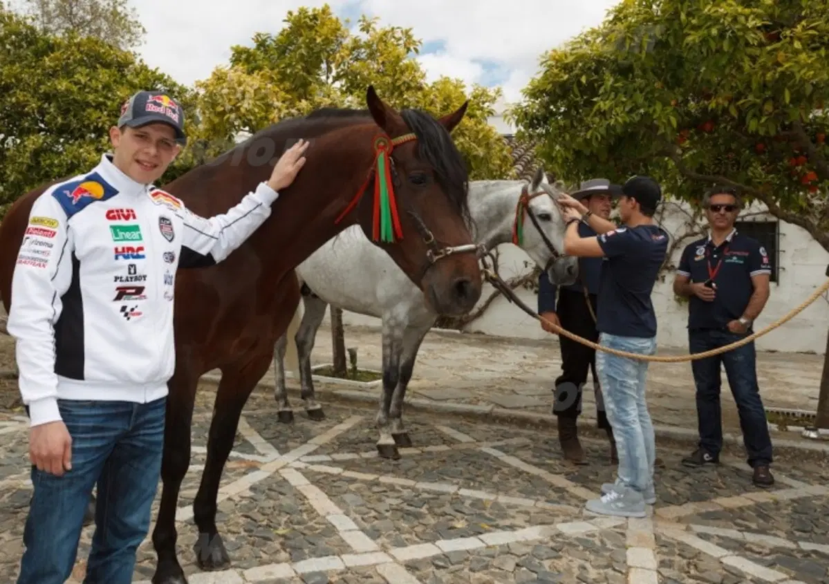MotoGP. I piloti a cavallo in attesa del GP di Spagna (7)
