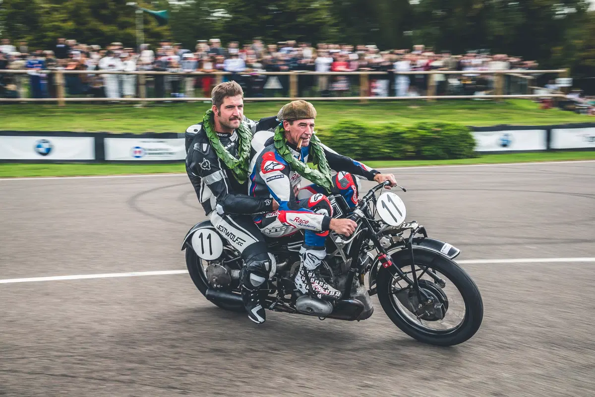 Corser vs. McGuinness sulle moto d'epoca a Goodwood