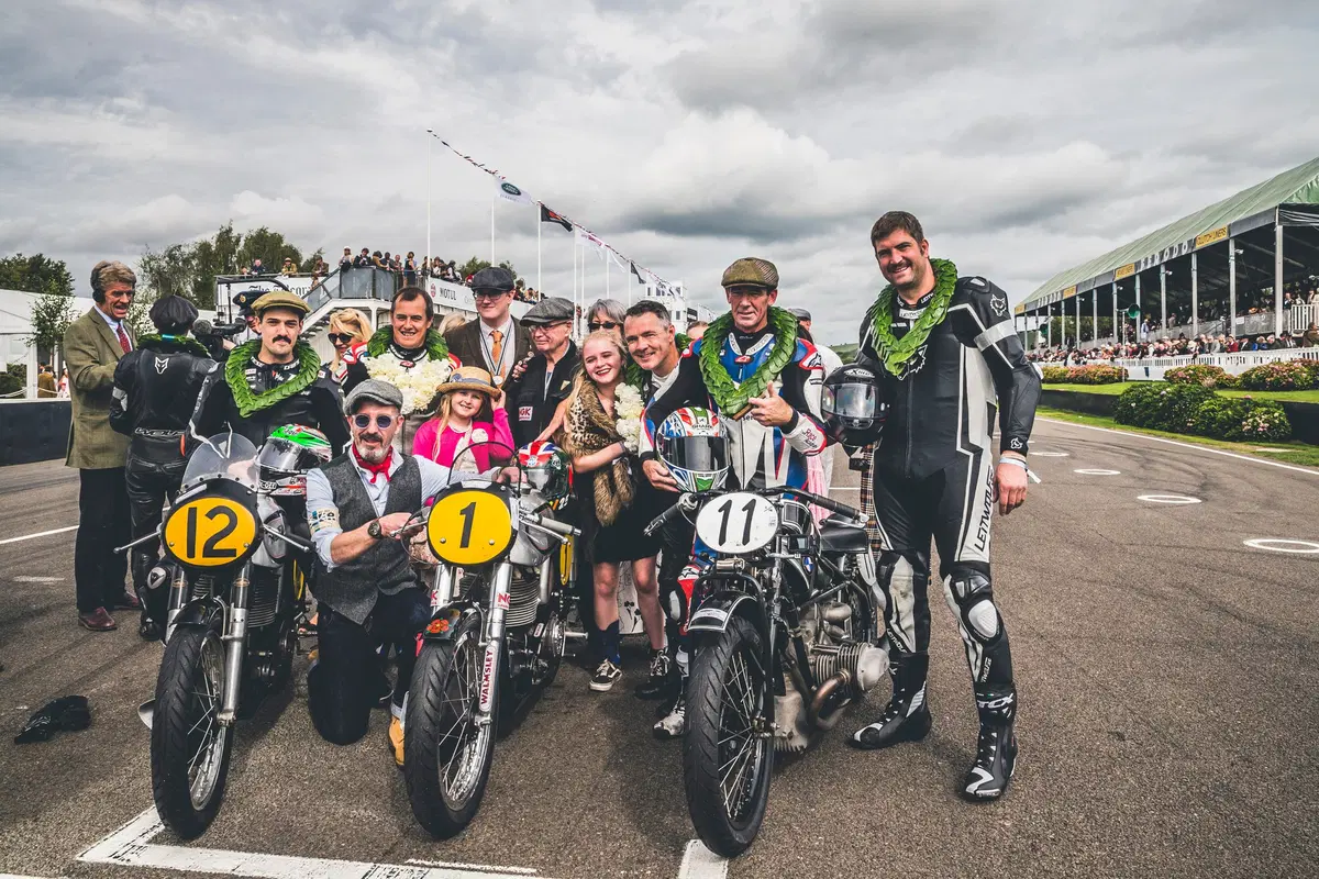 Corser vs. McGuinness sulle moto d'epoca a Goodwood (3)