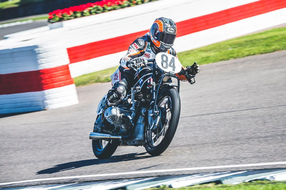 Corser vs. McGuinness sulle moto d'epoca a Goodwood (4)