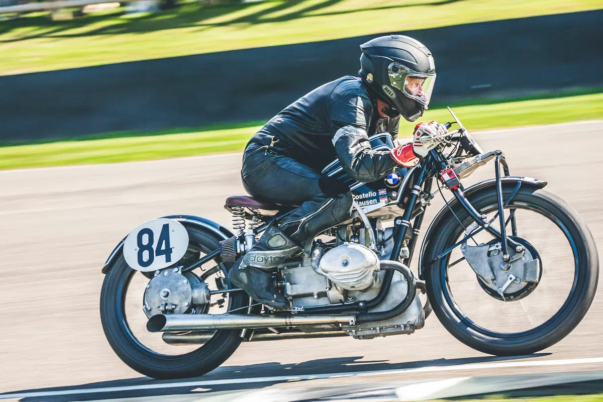 Corser vs. McGuinness sulle moto d'epoca a Goodwood (6)