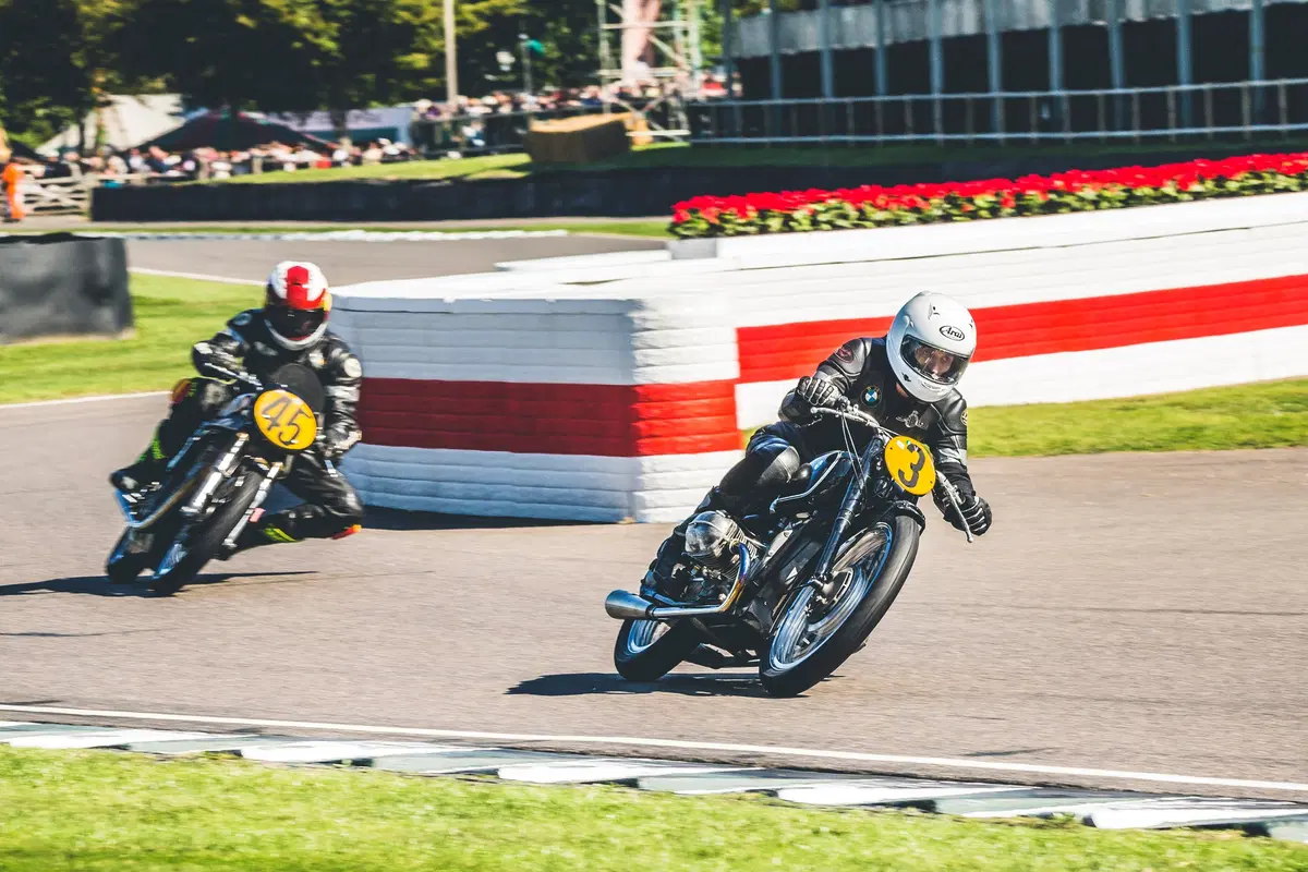 Corser vs. McGuinness sulle moto d'epoca a Goodwood (7)
