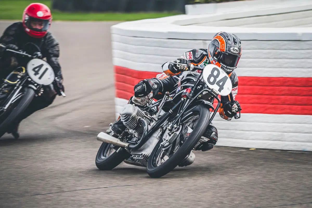 Corser vs. McGuinness sulle moto d'epoca a Goodwood (8)