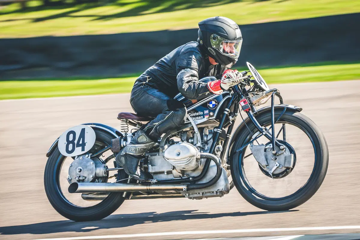 Corser vs. McGuinness sulle moto d'epoca a Goodwood (9)