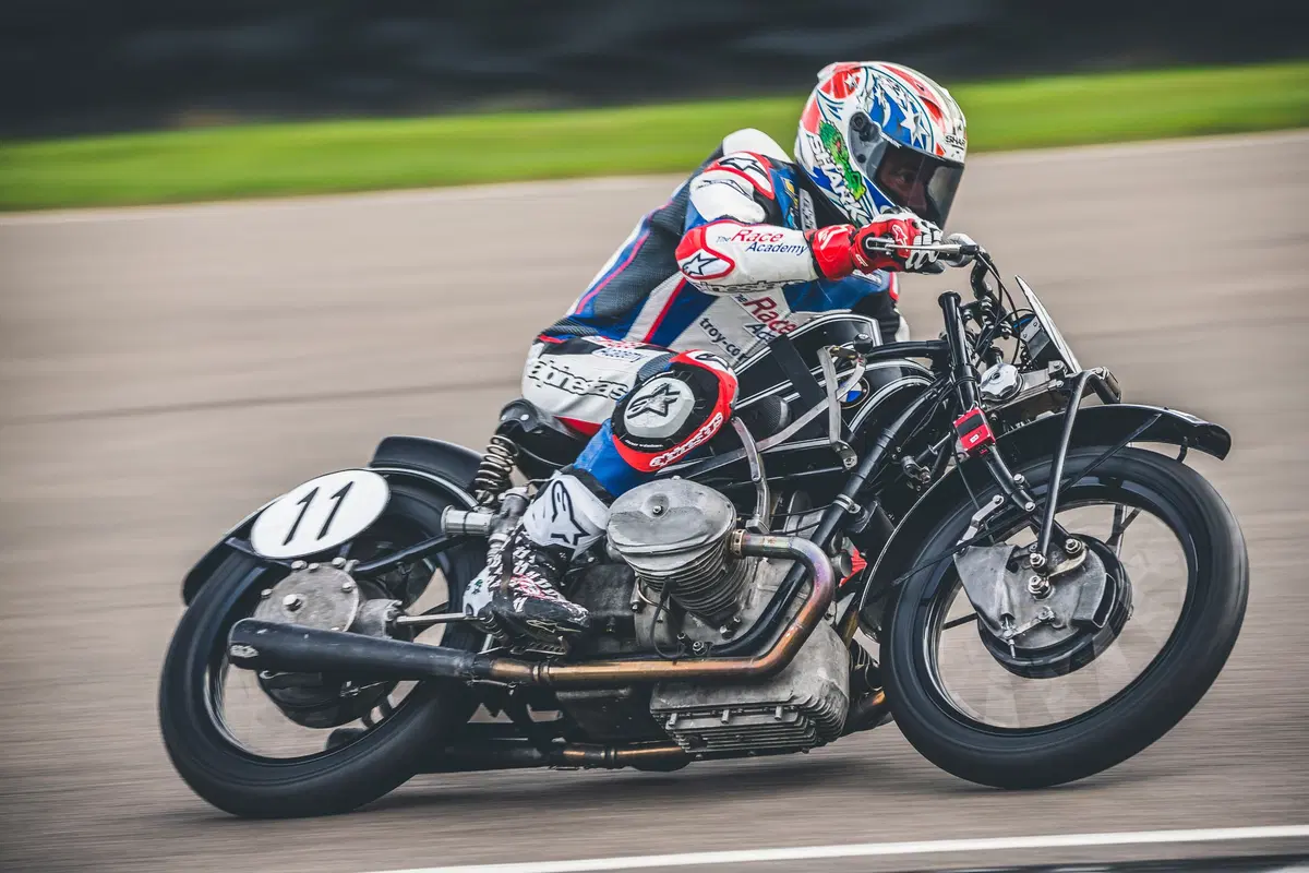 Corser vs. McGuinness sulle moto d'epoca a Goodwood (10)