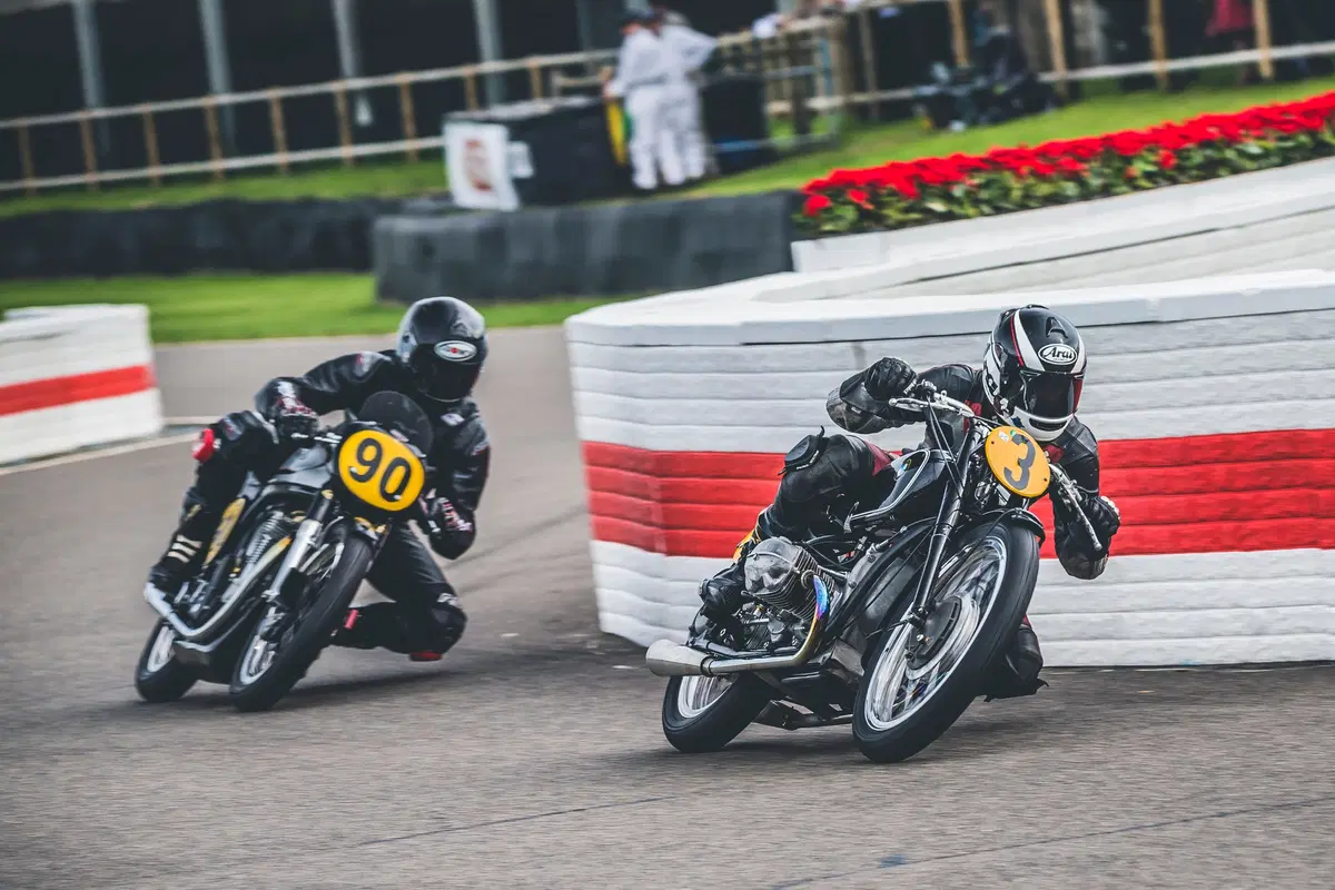 Corser vs. McGuinness sulle moto d'epoca a Goodwood (11)