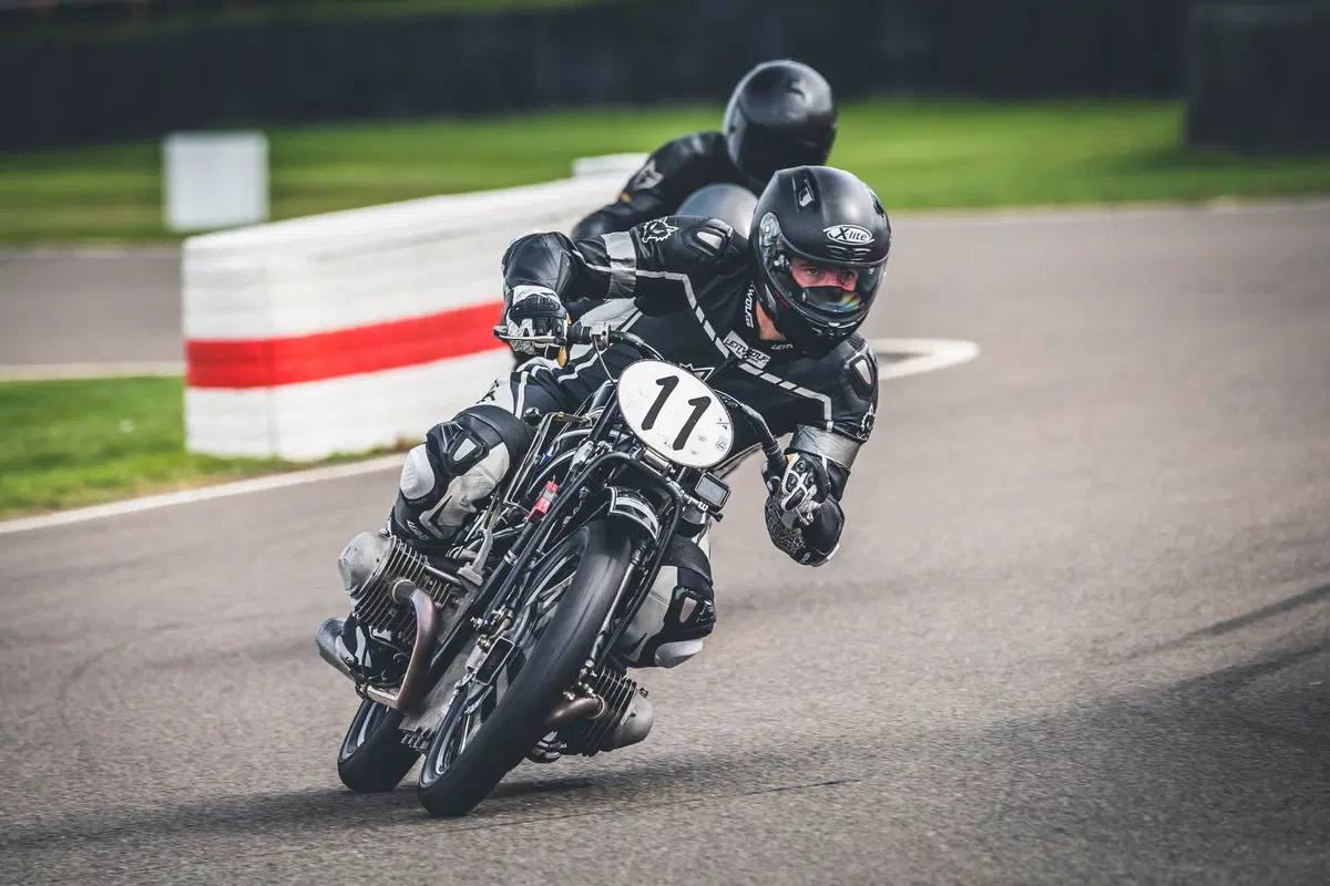 Corser vs. McGuinness sulle moto d'epoca a Goodwood (12)