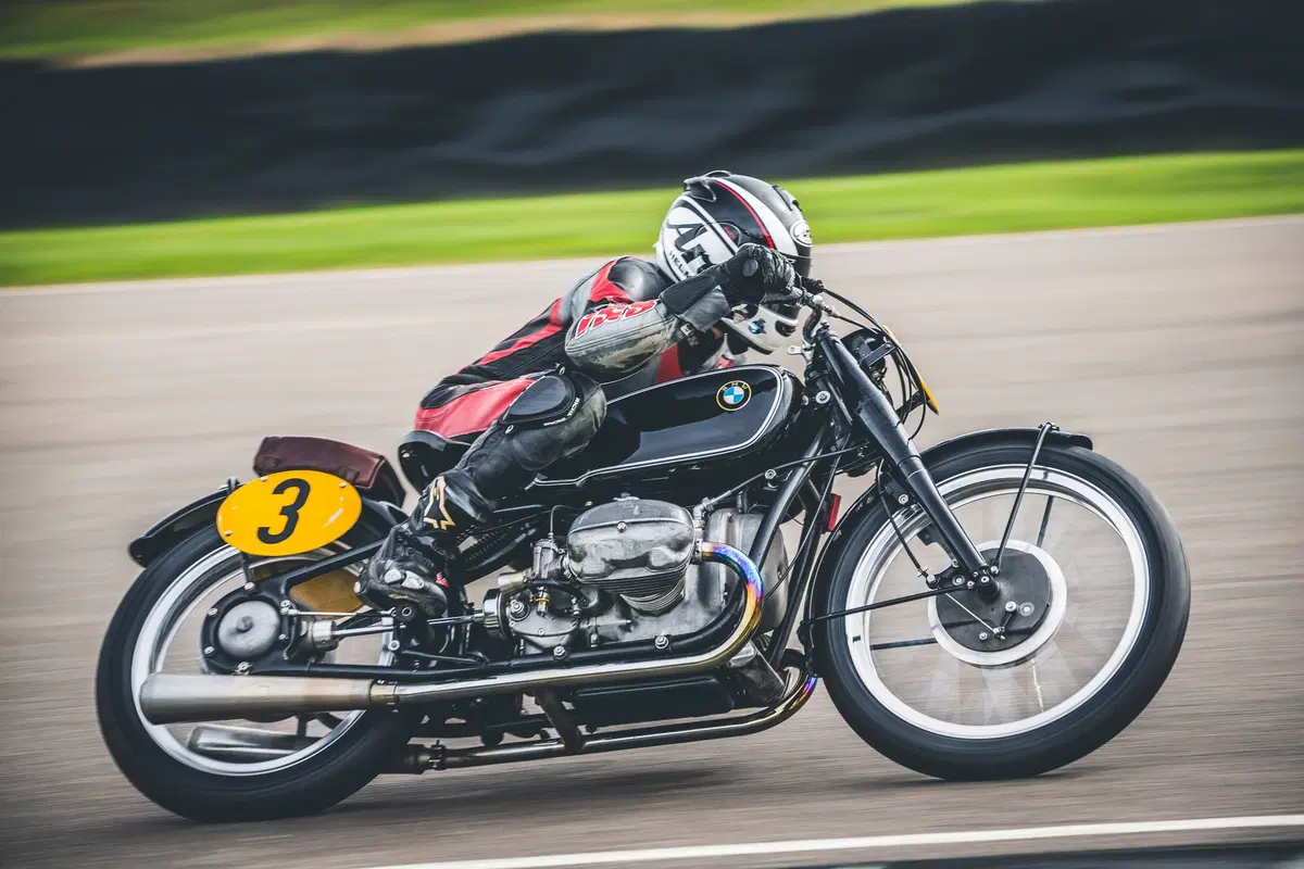 Corser vs. McGuinness sulle moto d'epoca a Goodwood (13)