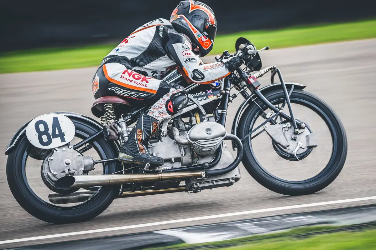 Corser vs. McGuinness sulle moto d'epoca a Goodwood (14)