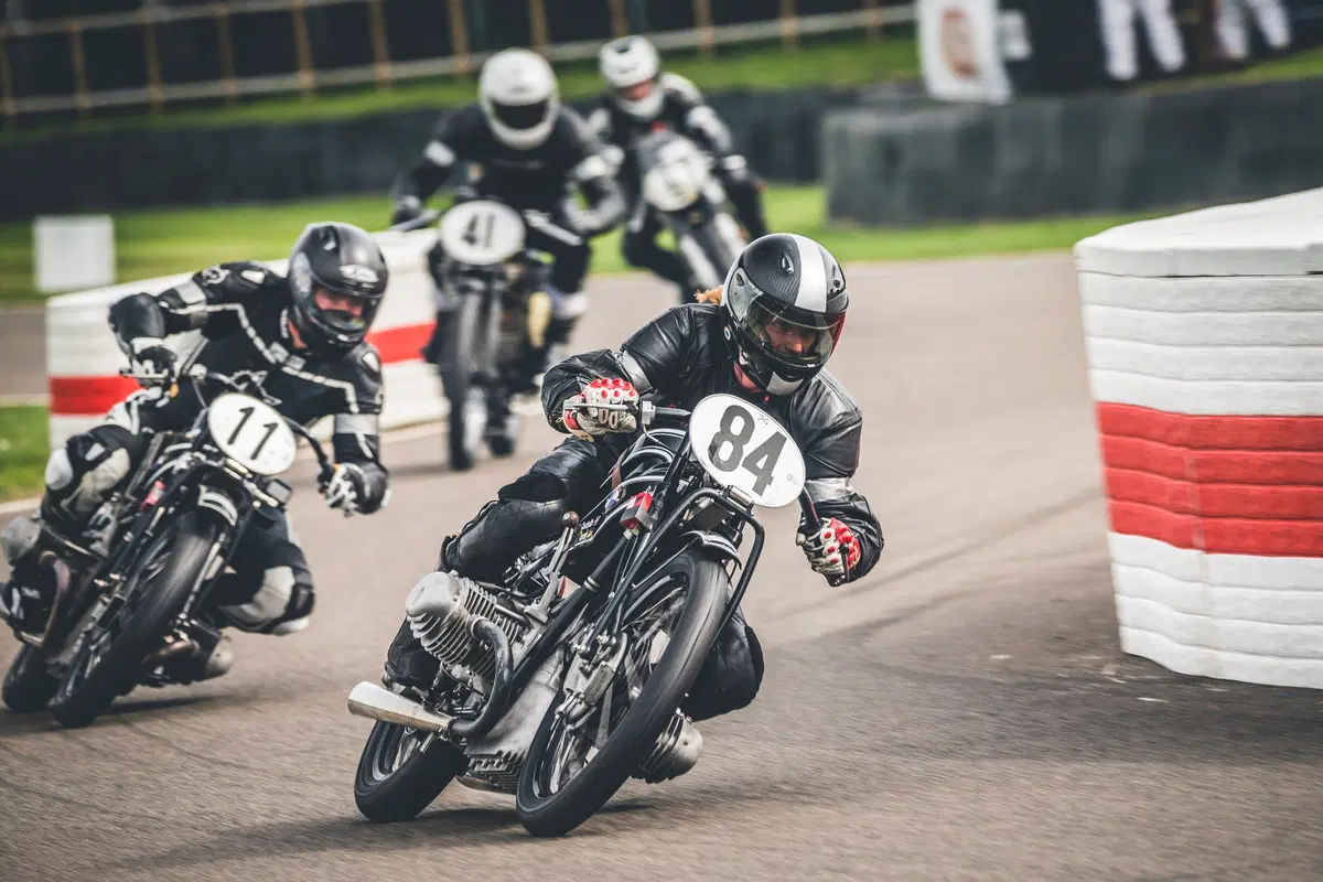 Corser vs. McGuinness sulle moto d'epoca a Goodwood (15)