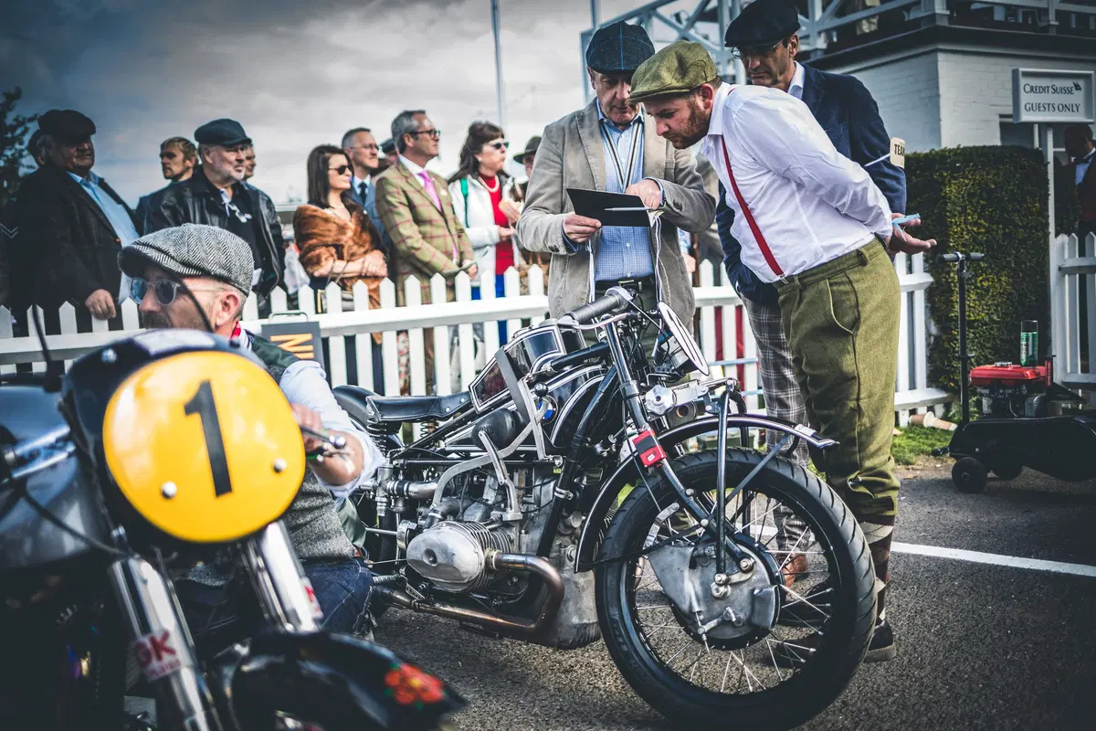 Corser vs. McGuinness sulle moto d'epoca a Goodwood (18)