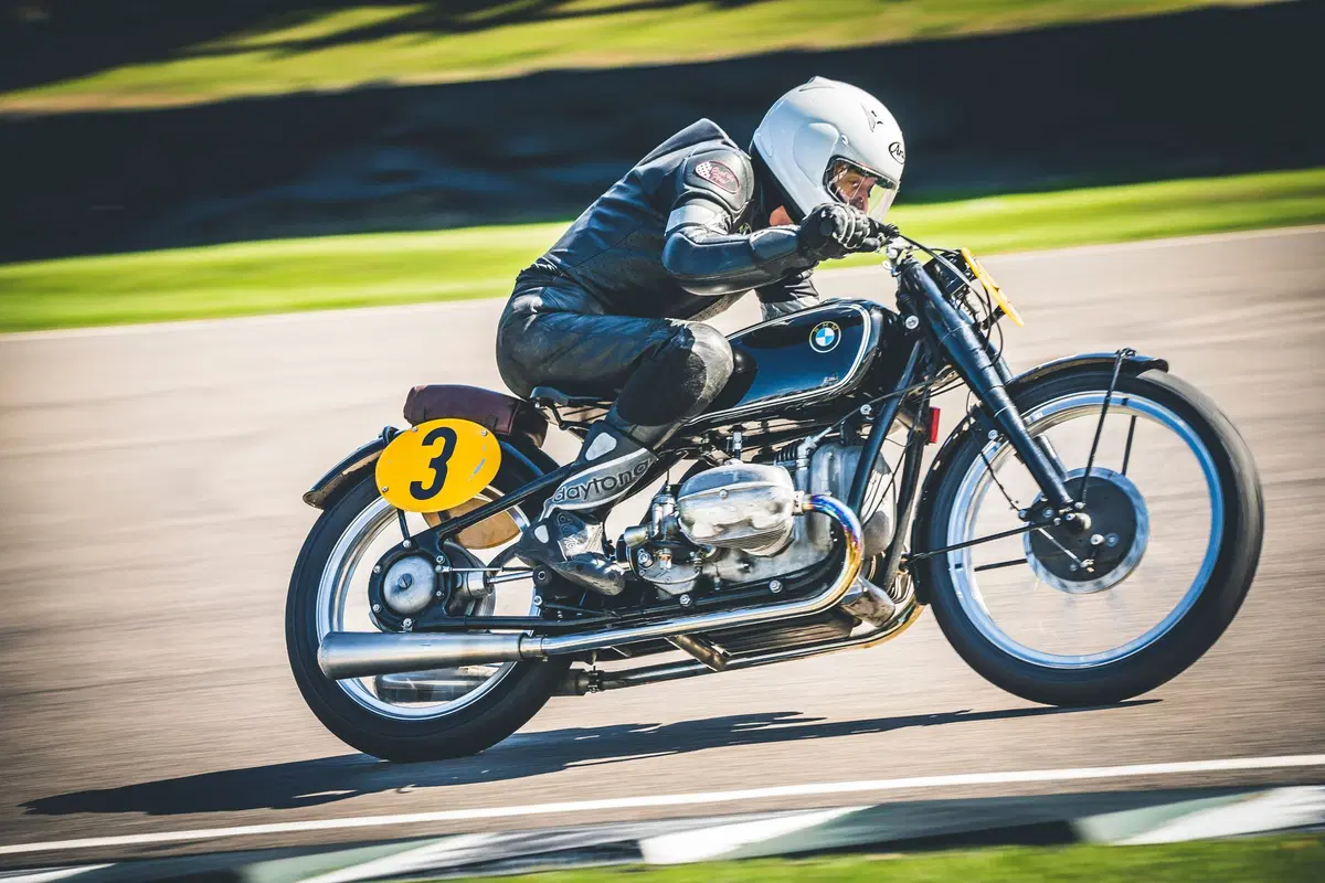Corser vs. McGuinness sulle moto d'epoca a Goodwood (19)