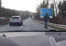 Con il monopattino elettrico in Superstrada. Però tenendo la destra... (Video)