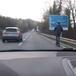 Con il monopattino elettrico in Superstrada. Però tenendo la destra... (Video)