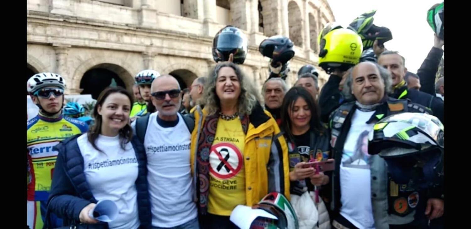 Roma: un corteo di biker e ciclisti insieme sulla strada