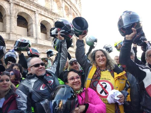 Roma: un corteo di biker e ciclisti insieme sulla strada (3)