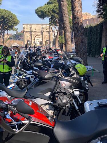 Roma: un corteo di biker e ciclisti insieme sulla strada (4)