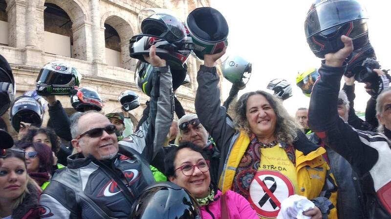 Roma: un corteo di biker e ciclisti insieme sulla strada