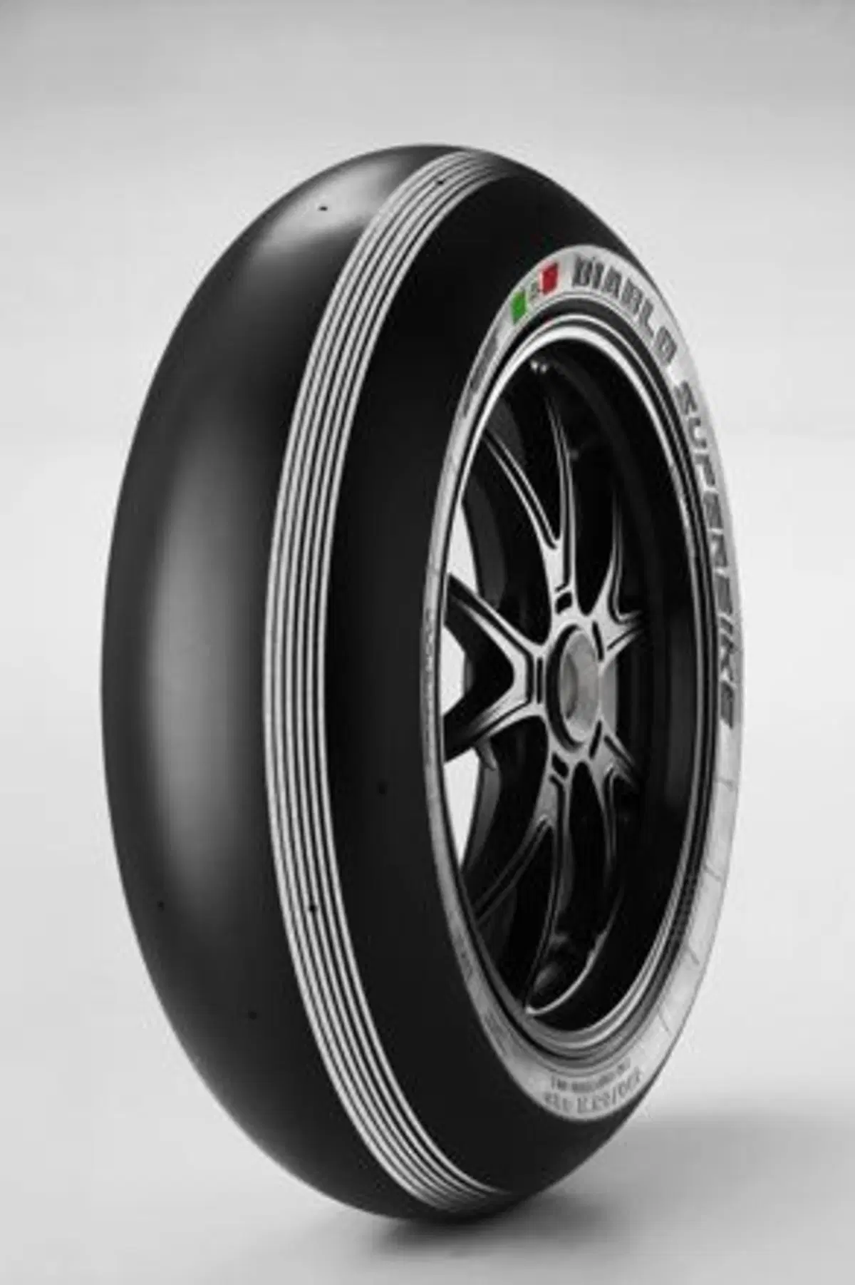SBK. Pirelli porta a Monza, per la Superpole, pneumatici in versione speciale "Silver Stripes"