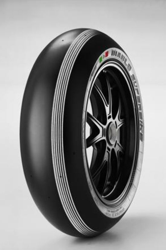 SBK. Pirelli porta a Monza, per la Superpole, pneumatici in versione speciale Silver Stripes