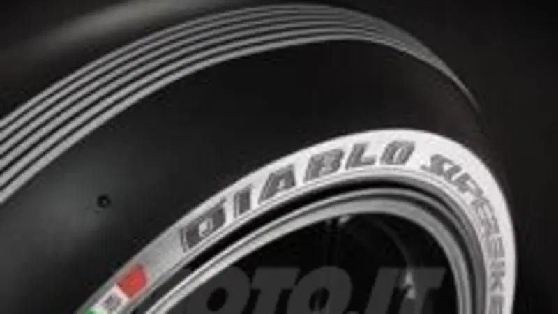 SBK. Pirelli porta a Monza, per la Superpole, pneumatici in versione speciale "Silver Stripes"