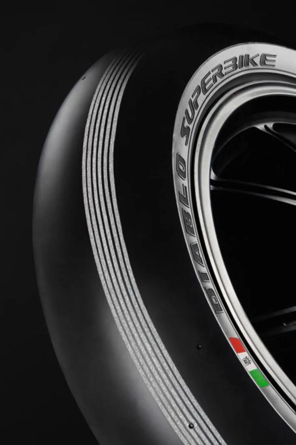 SBK. Pirelli porta a Monza, per la Superpole, pneumatici in versione speciale "Silver Stripes"