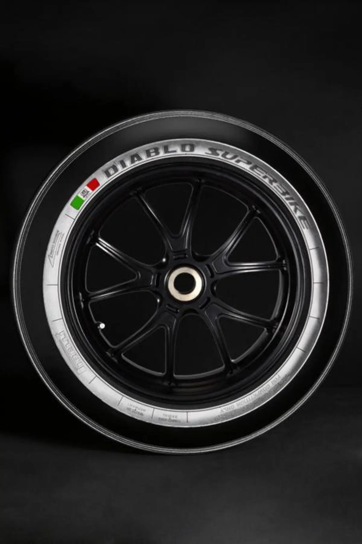 SBK. Pirelli porta a Monza, per la Superpole, pneumatici in versione speciale "Silver Stripes" (4)