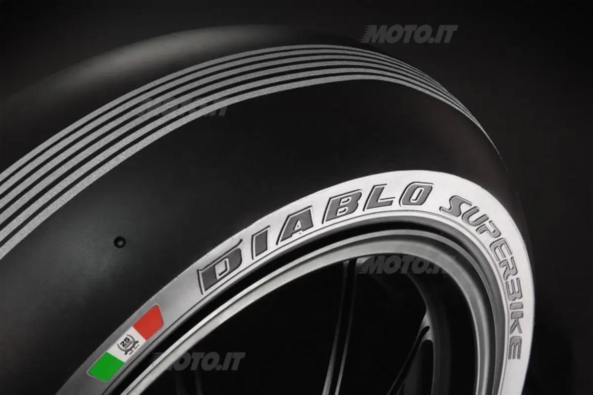 SBK. Pirelli porta a Monza, per la Superpole, pneumatici in versione speciale "Silver Stripes" (5)