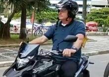 Brasile, il presidente Bolsonaro con il casco slacciato: rischia la sospensione della patente?