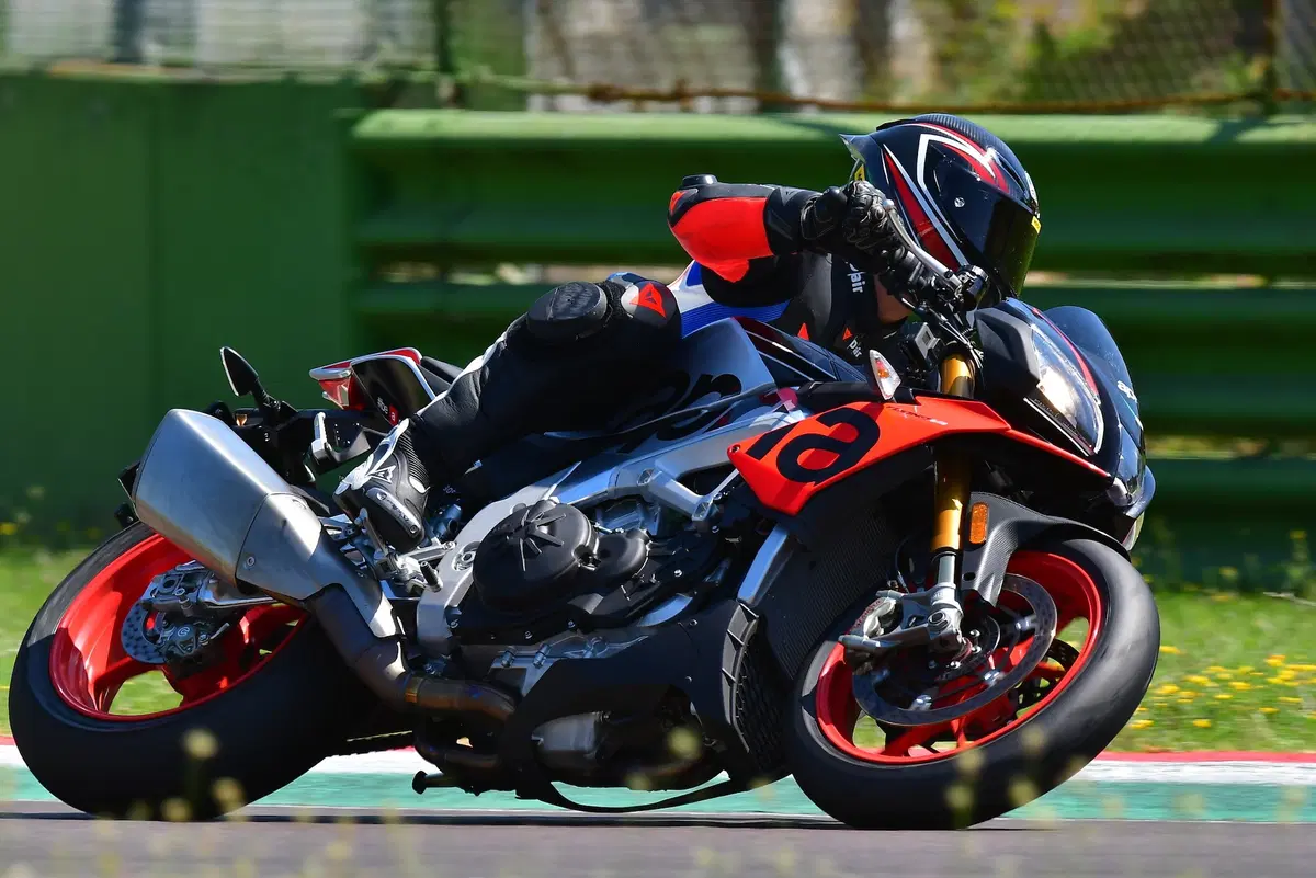 Aprilia Tuono V4 1100 Factory 2019. Naked o supersportiva? (10)