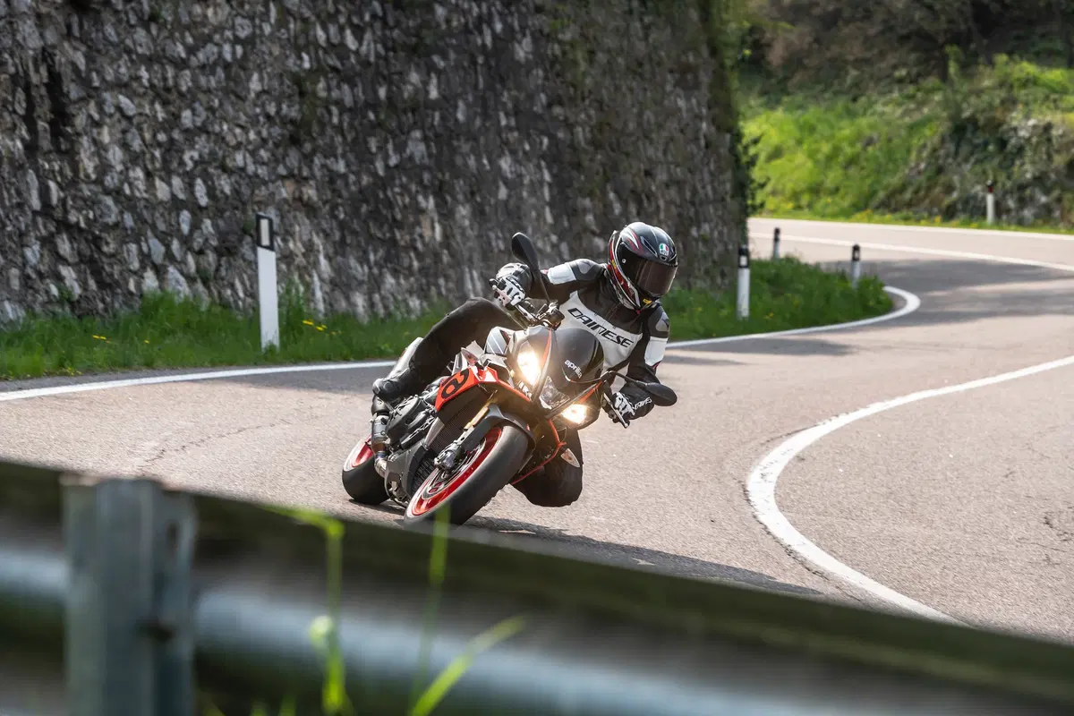 Aprilia Tuono V4 1100 Factory 2019. Naked o supersportiva? (12)