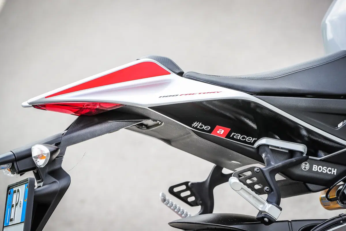 Aprilia Tuono V4 1100 Factory 2019. Naked o supersportiva? (18)