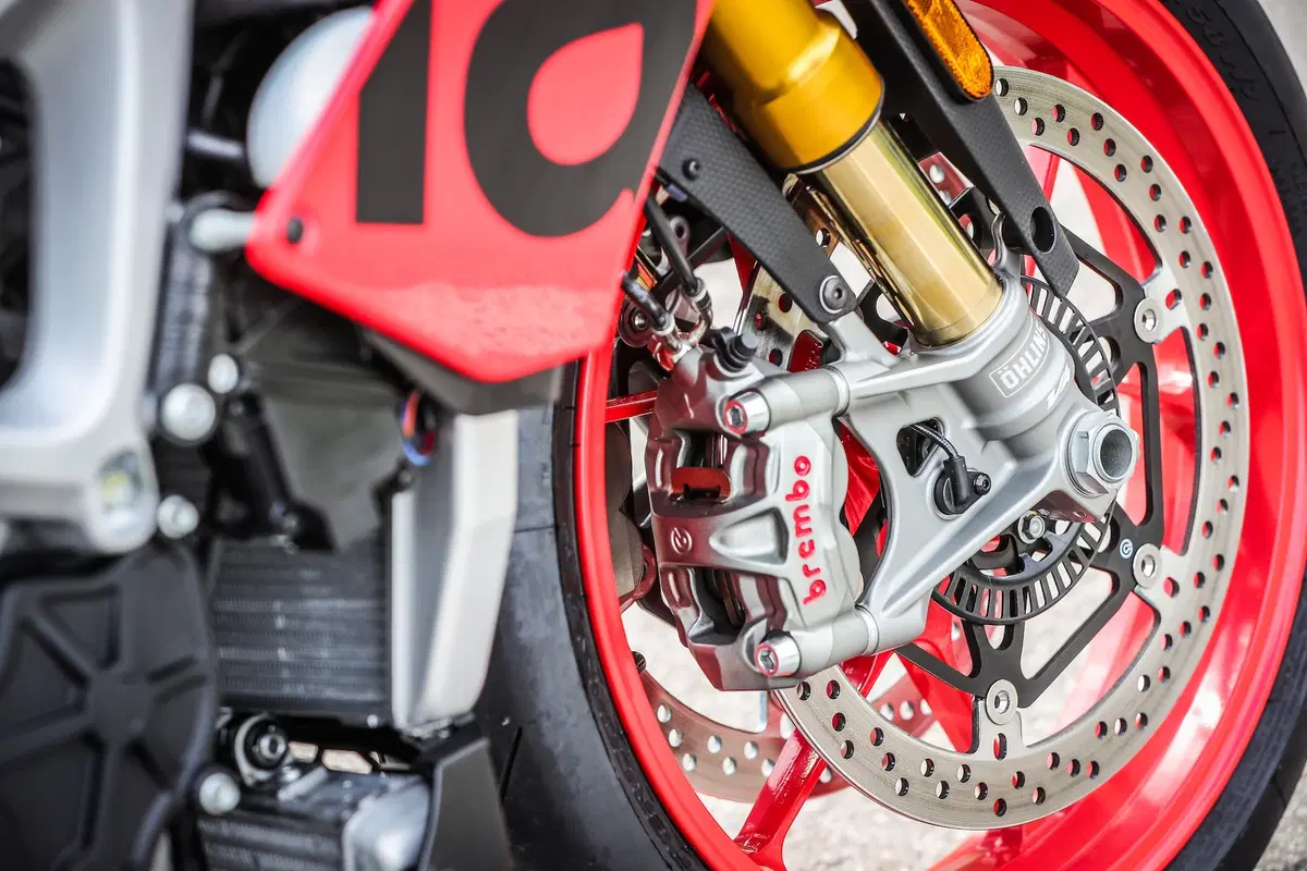 Aprilia Tuono V4 1100 Factory 2019. Naked o supersportiva? (20)