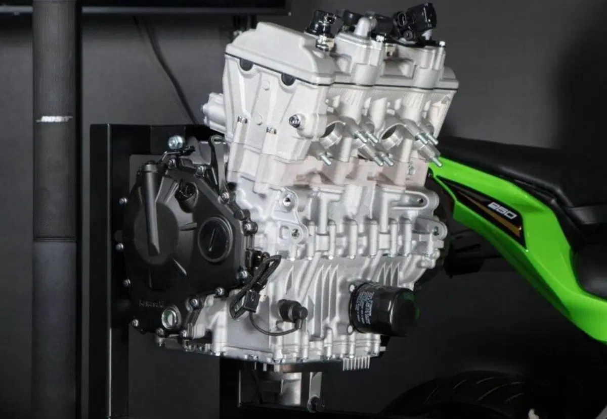 Kawasaki Ninja ZX-25R, svelato anche il 4 cilindri da 17.000 giri