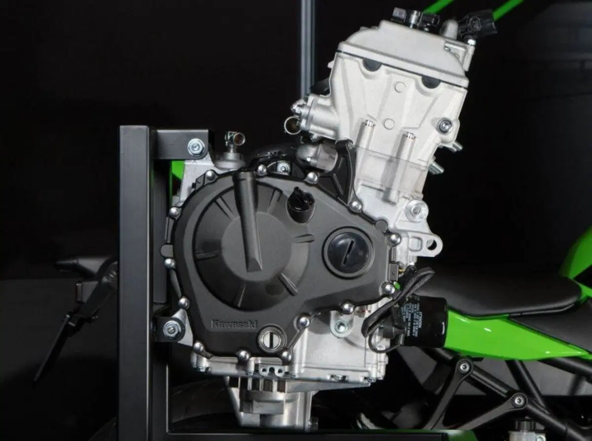 Kawasaki Ninja ZX-25R, svelato anche il 4 cilindri da 17.000 giri (2)