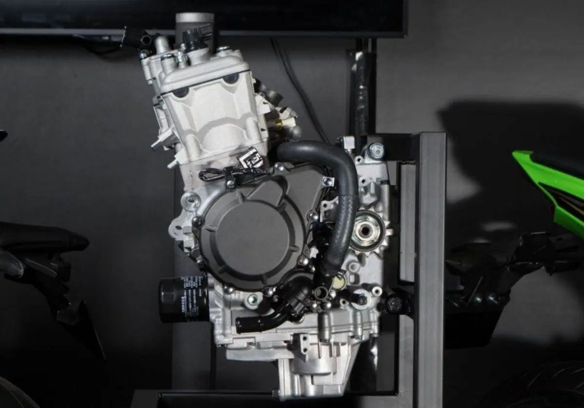 Kawasaki Ninja ZX-25R, svelato anche il 4 cilindri da 17.000 giri (3)