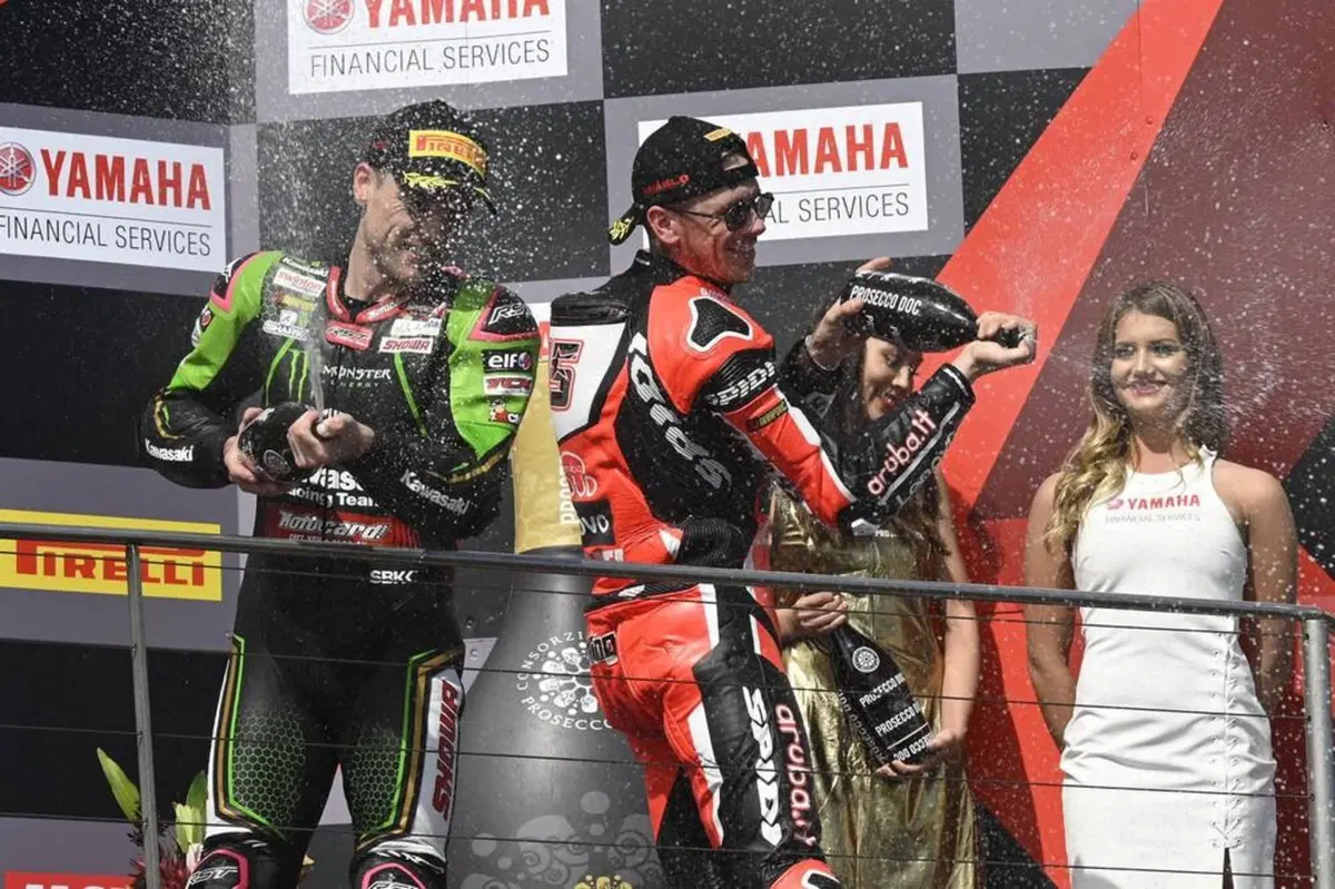SBK 2020, Toprak Razgatlioglu vince un'entusiasmante gara1 a Phillip Island  (2)