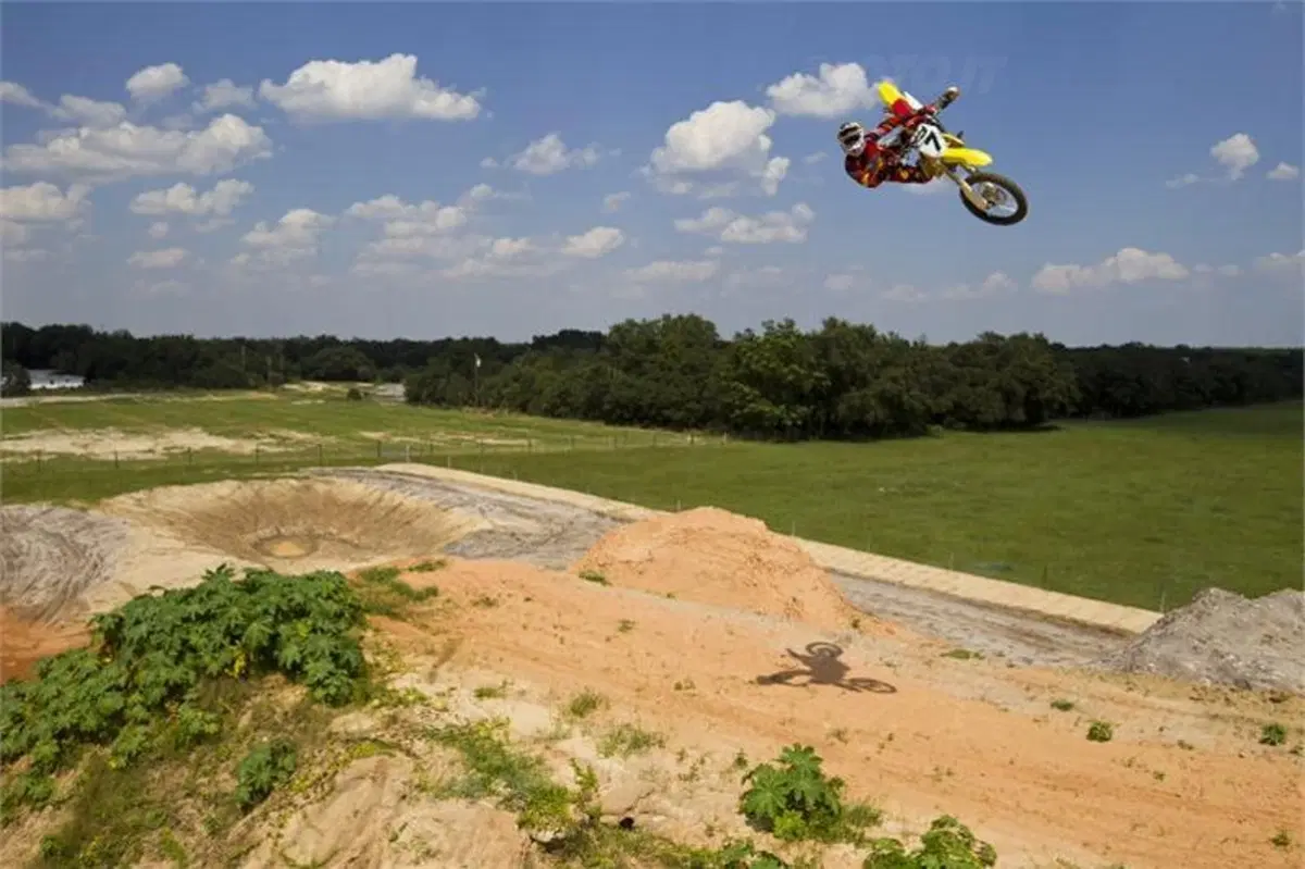 James Stewart firma con Yoshimura Suzuki Racing (2)