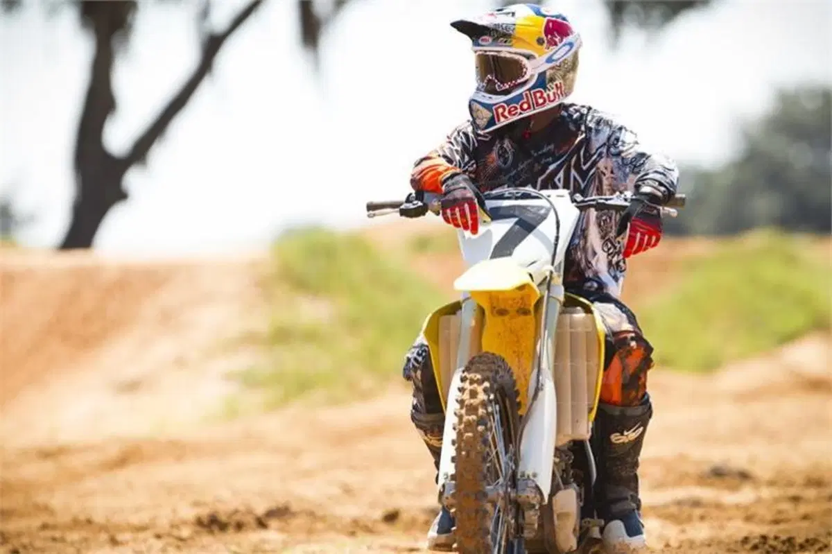 James Stewart firma con Yoshimura Suzuki Racing (3)