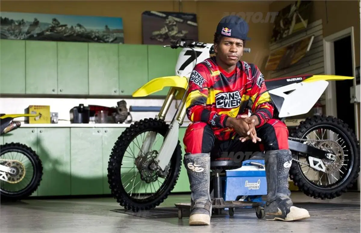 James Stewart firma con Yoshimura Suzuki Racing (4)