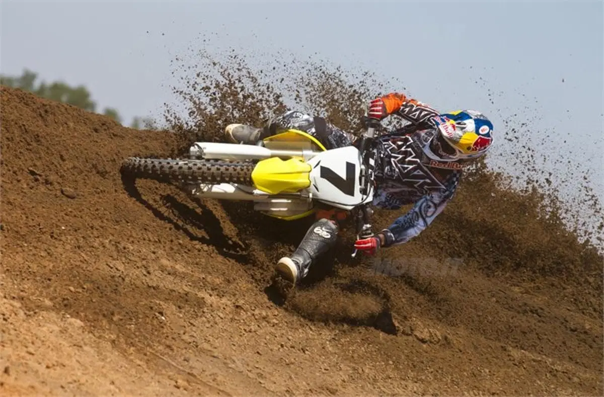 James Stewart firma con Yoshimura Suzuki Racing (5)