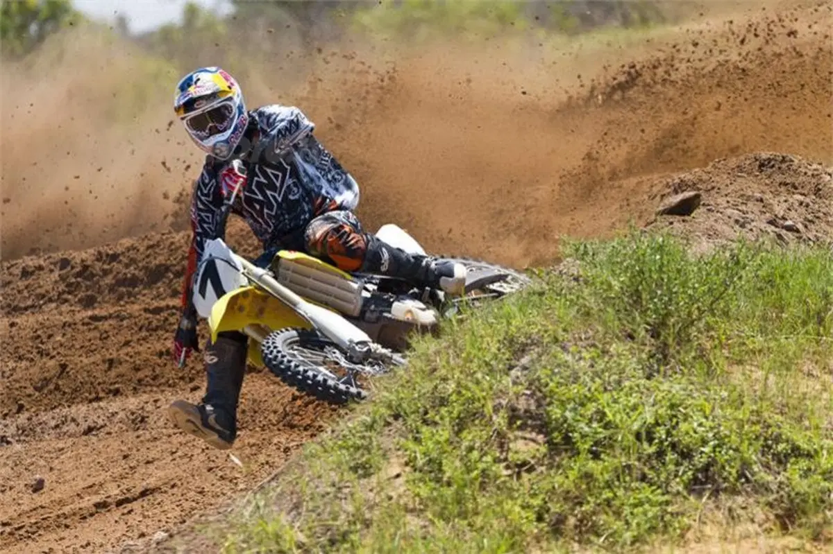 James Stewart firma con Yoshimura Suzuki Racing (7)