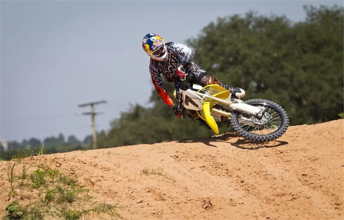James Stewart firma con Yoshimura Suzuki Racing (8)