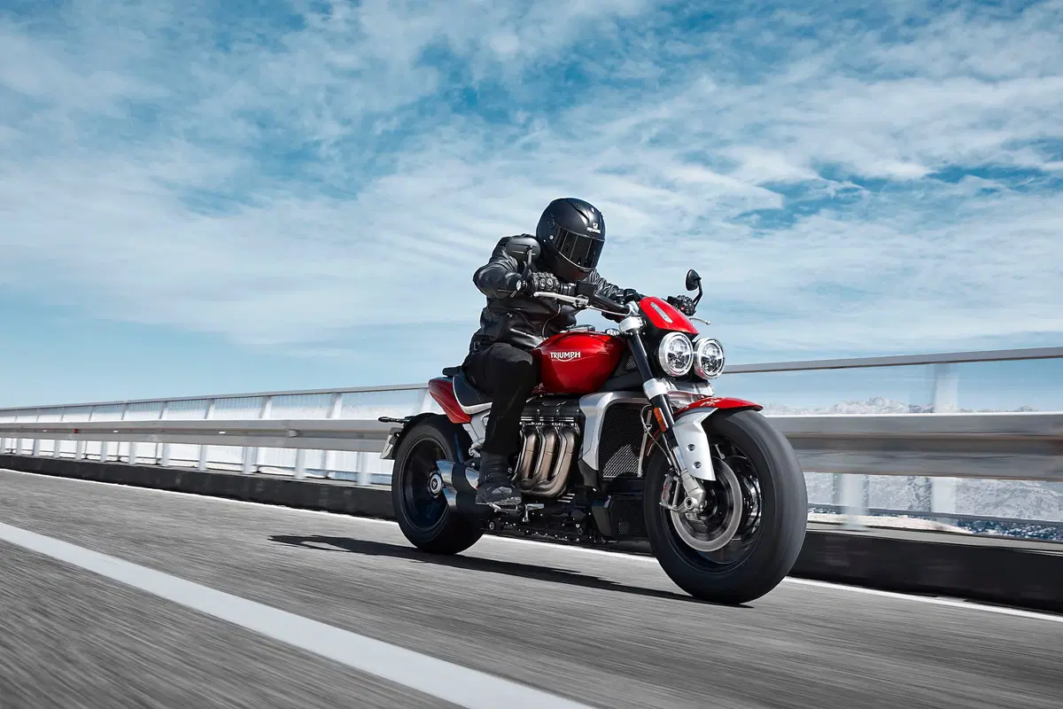 Triumph Rocket 3GT e Rocket 3R: 2500 cc e due versioni (2)
