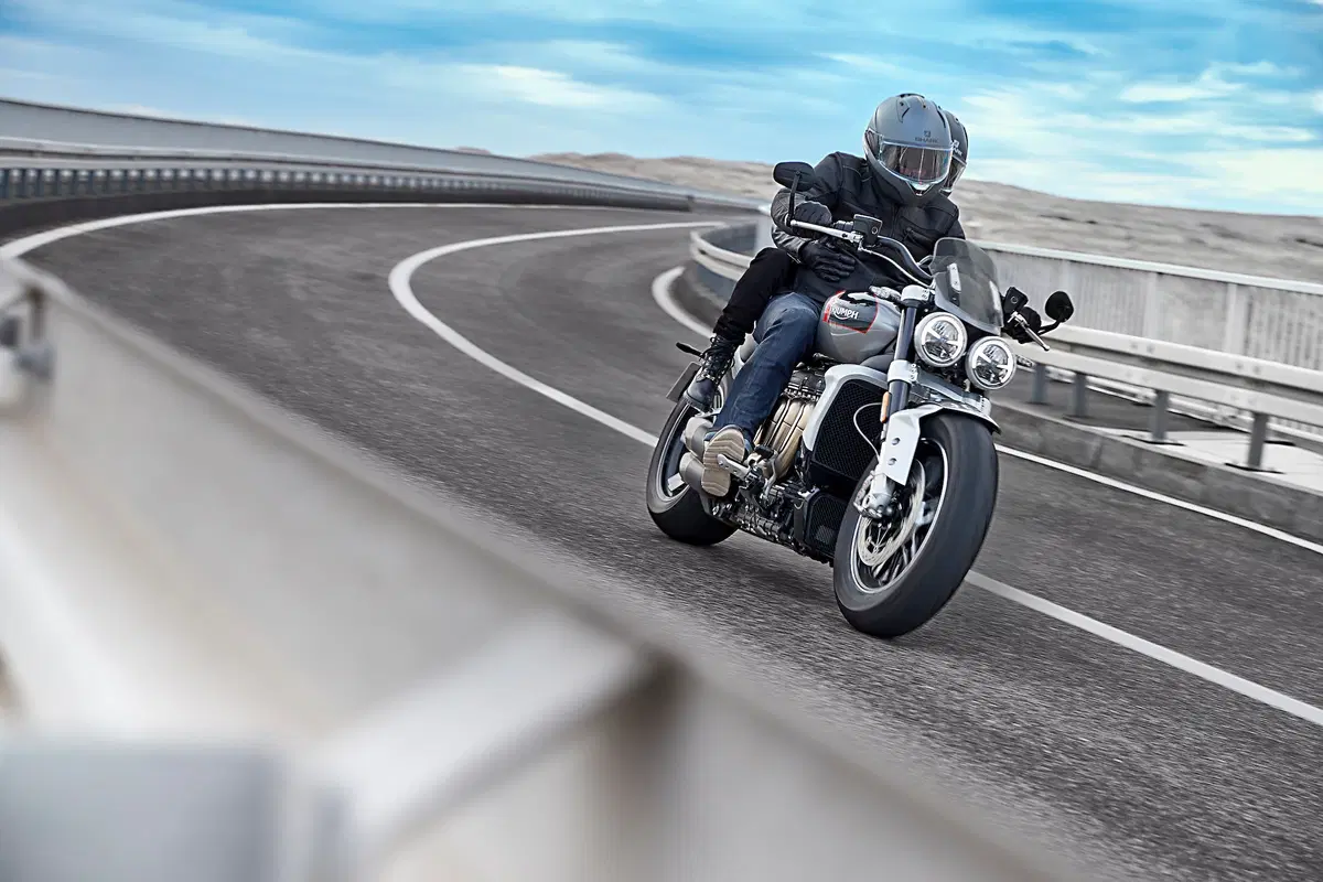 Triumph Rocket 3GT e Rocket 3R: 2500 cc e due versioni (3)