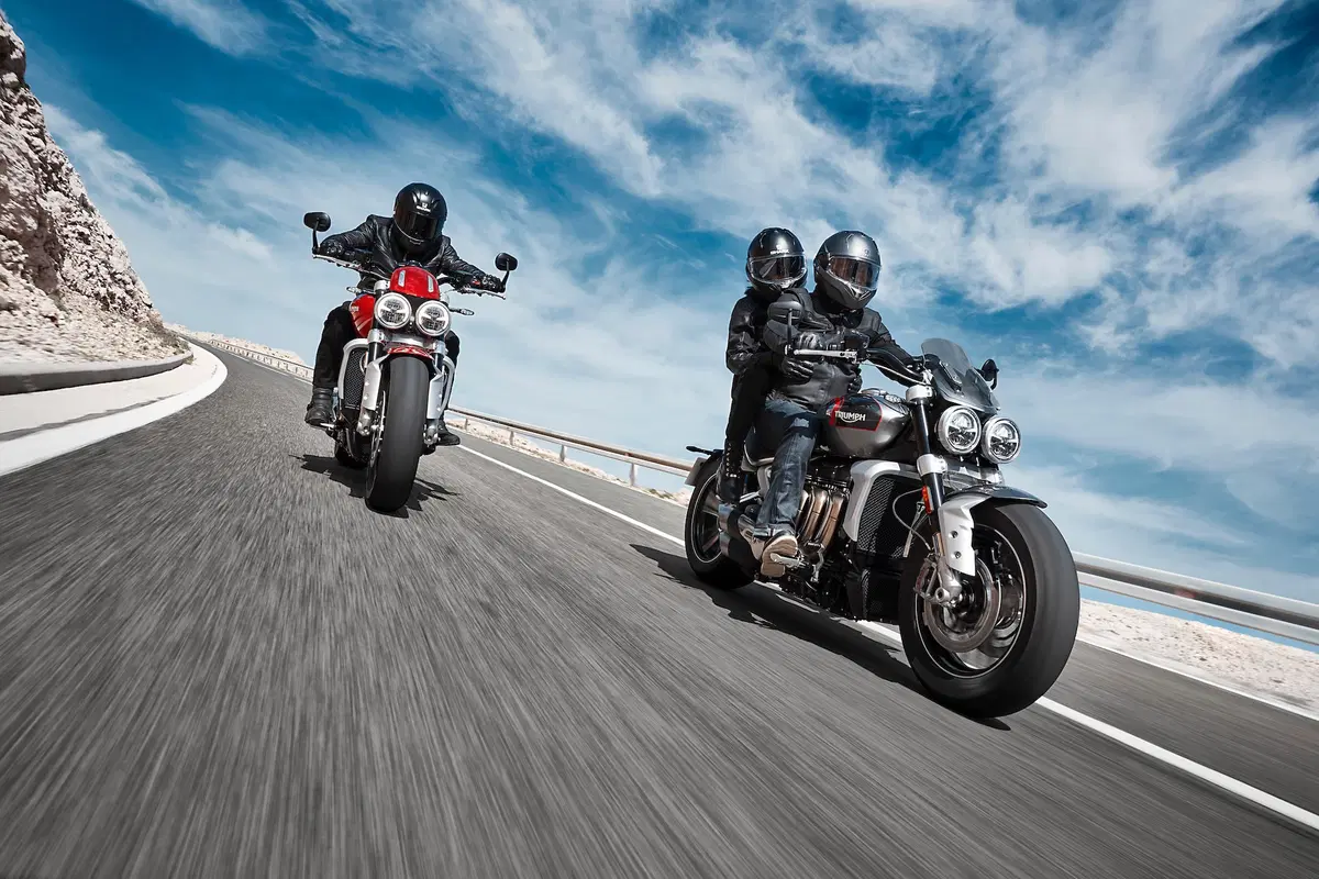 Triumph Rocket 3GT e Rocket 3R: 2500 cc e due versioni (11)